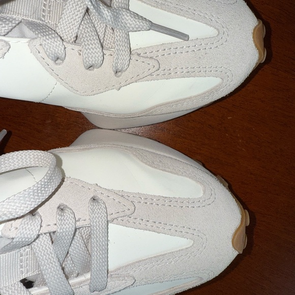 New Balance 327 White and Black, SIZE 8. LIKE NEW ON THE OUTSIDE. No Box. - Picture 4 of 9